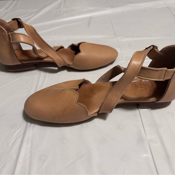 Elf Women’s Scallop-Trim Ankle Strap Leather Flats in Tan size 7.5 - Picture 7 of 10